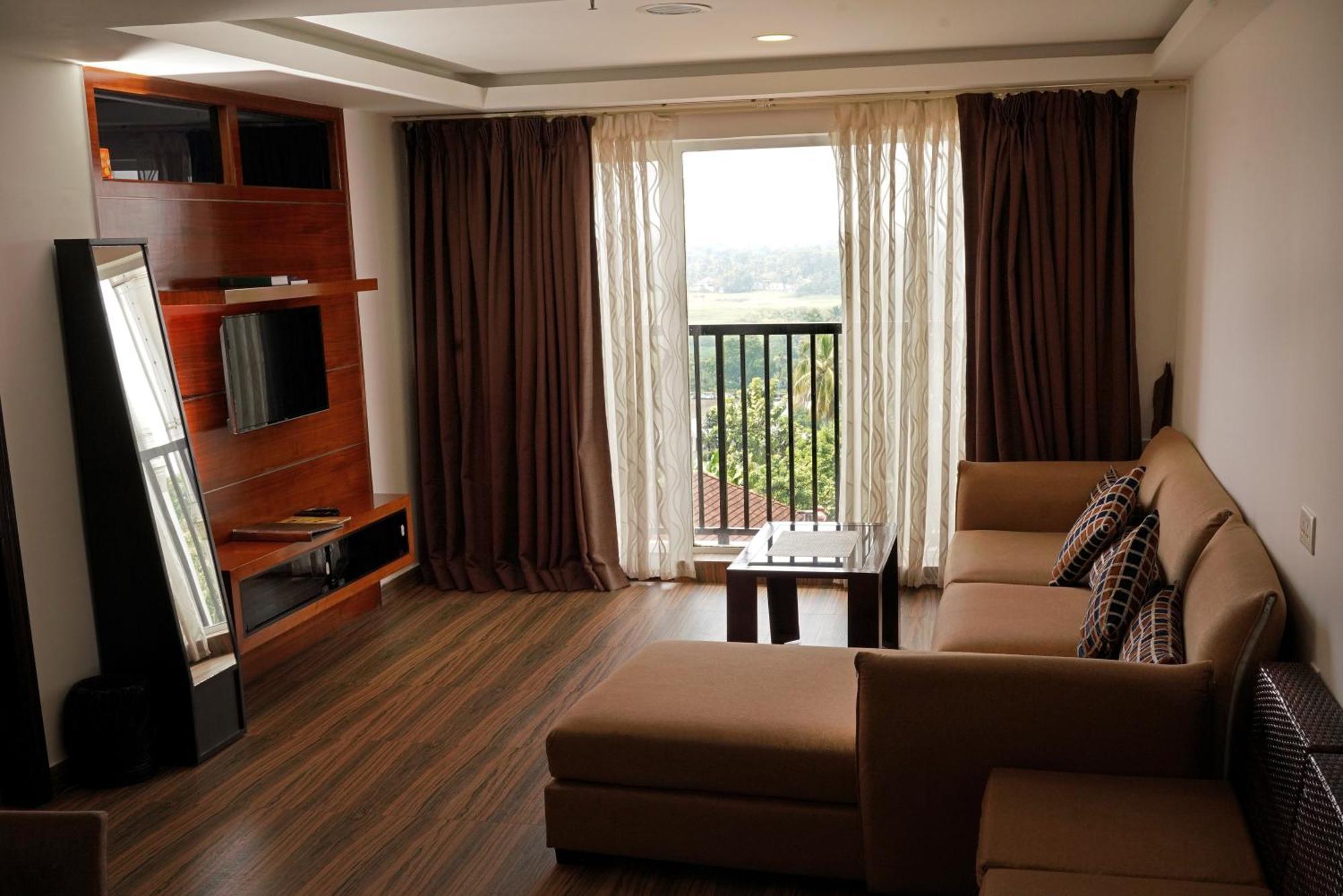 Kga Elite Continental Hotel Tiruvalla Exteriér fotografie